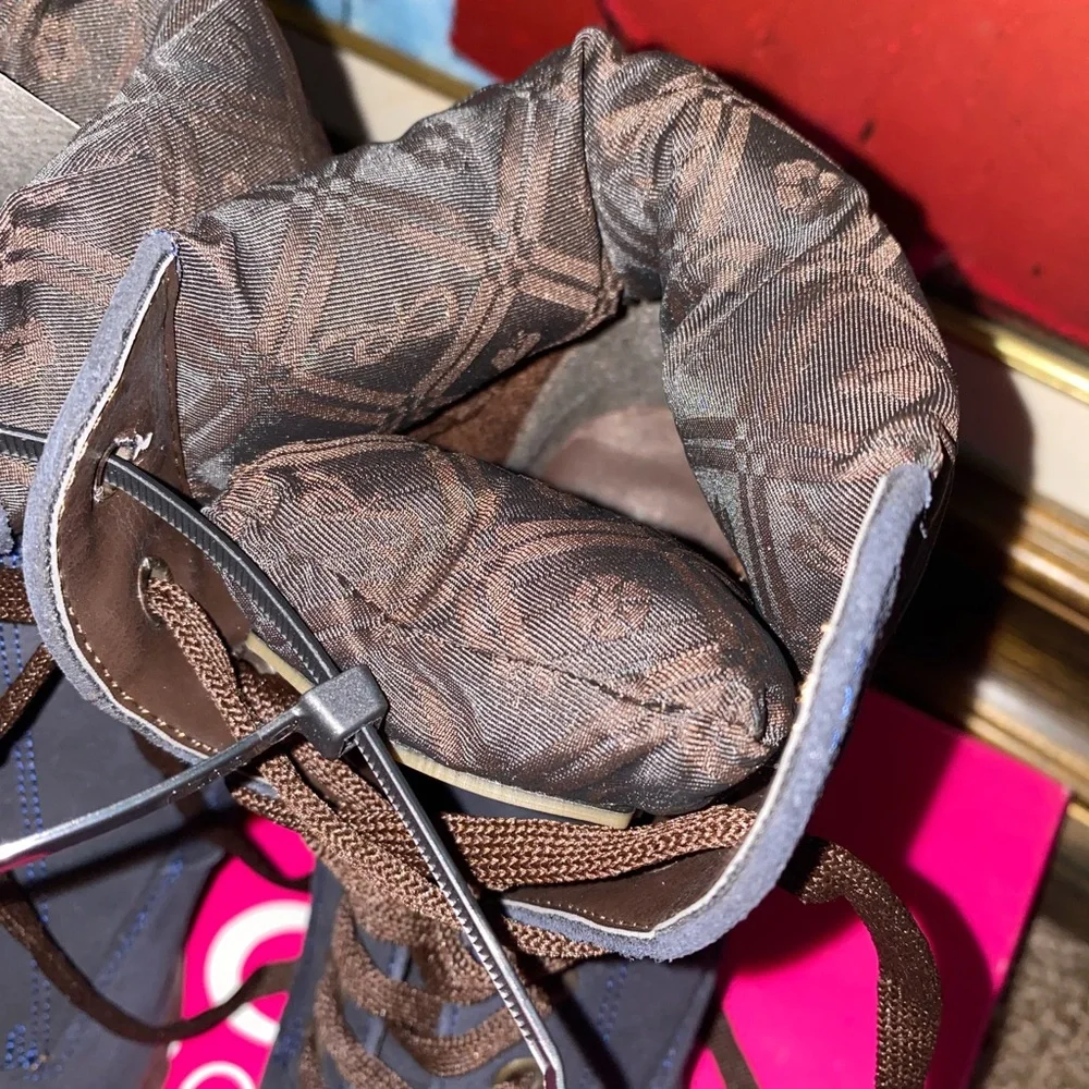 Real leather booties , look super comfy and warm - Picture 2 of 3